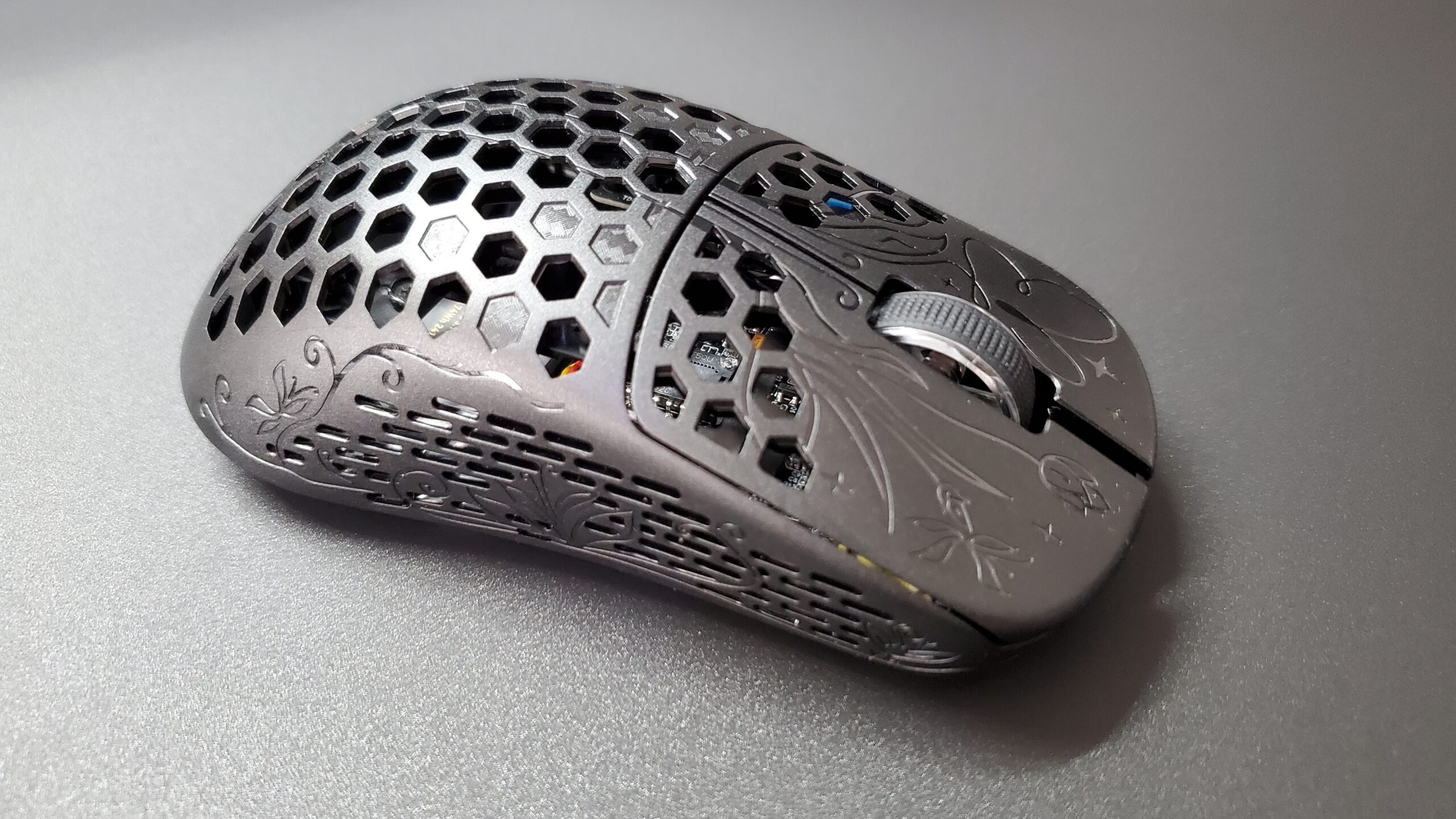 製品レビュー】UNIUS BLACK LOTUS CARBON 8K ゲーミングマウス