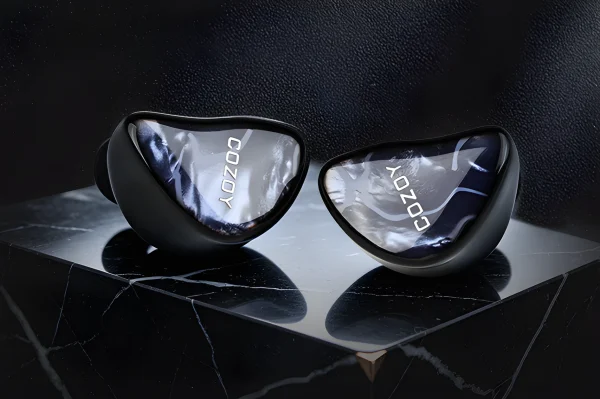 【製品レビュー】COZOY D2 ―FPSでも優秀な「輪郭と定位で聴かせる」1万円台の2DD万能イヤホン